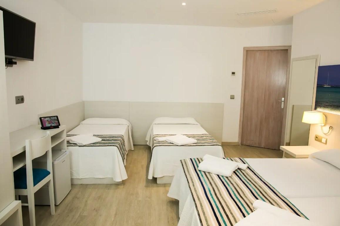 Hostal Rosales Es Pujols Extérieur photo