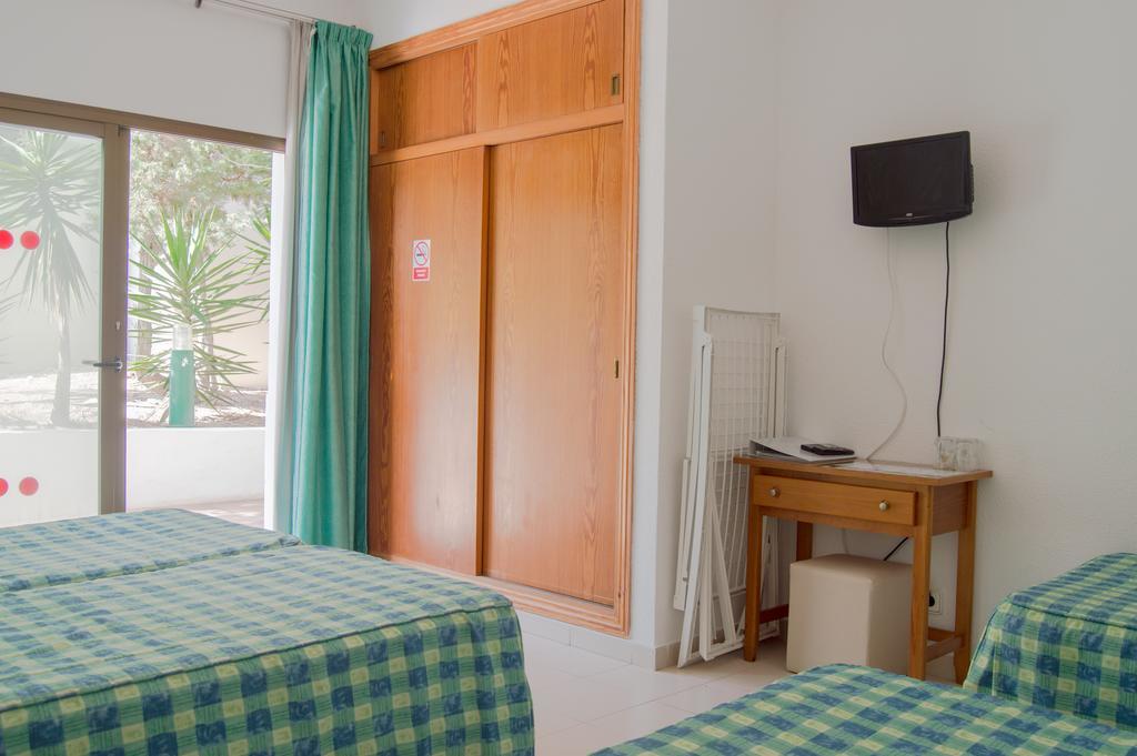 Hostal Rosales Es Pujols Extérieur photo