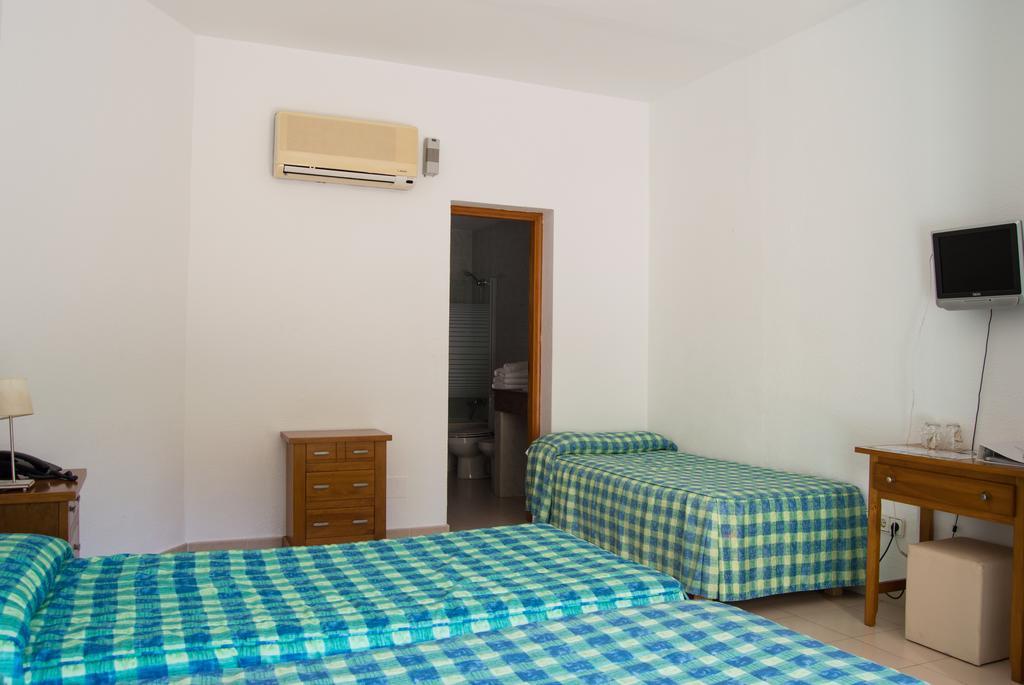 Hostal Rosales Es Pujols Chambre photo