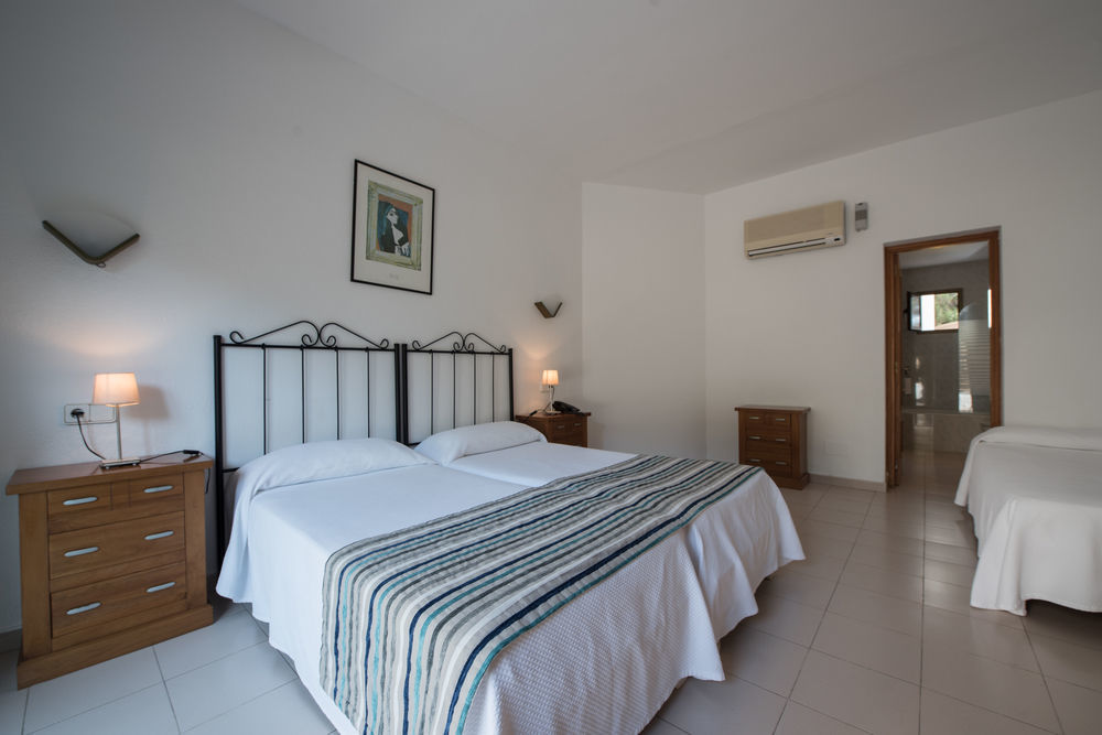 Hostal Rosales Es Pujols Extérieur photo
